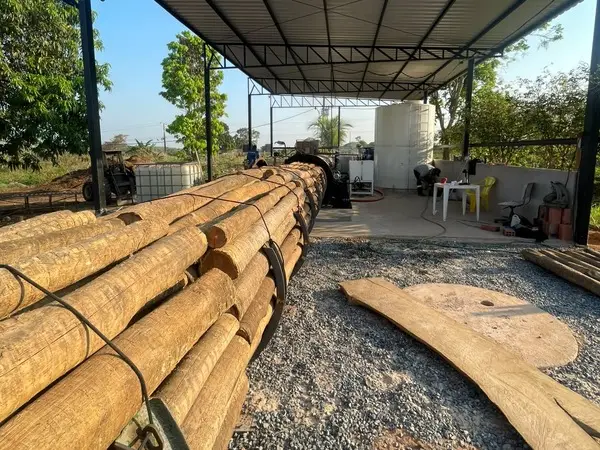 Feixes de palanques amarrados ao lado dos trilhos que levam à autoclave