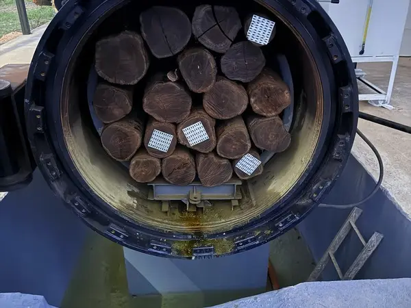 Autoclave carregada com peças de madeira para o tratamento