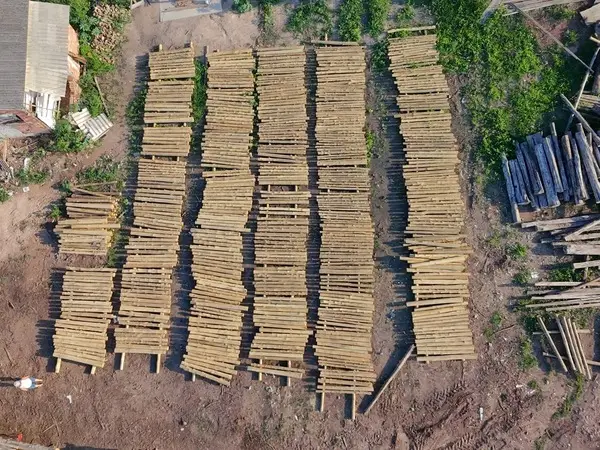 Vista aérea das pilhas de palanques tratados no pátio de estoque